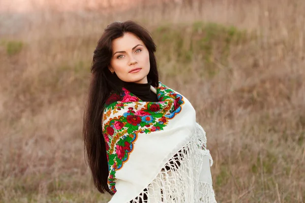 Chica rusa en pañuelos nacionales Fotos De Stock Sin Royalties Gratis