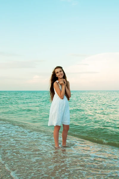 Menina adolescente bonita com a concha na praia da noite . — Fotografia de Stock