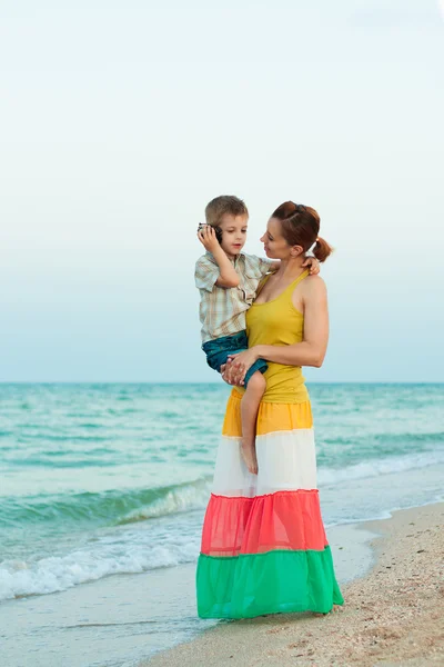 Jonge moeder met haar zoon plezier op het strand — Stockfoto