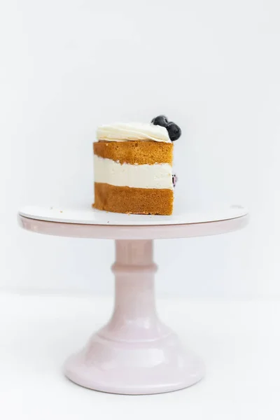 用蓝莓装饰的海绵蛋糕 白色背景的蛋糕 烹饪技巧 白色底座上的精品高质量的照片 — 图库照片