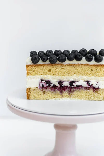 Biskuitkuchen Mit Blaubeeren Verziert Kuchen Auf Weißem Hintergrund Kulinarisches Können — Stockfoto