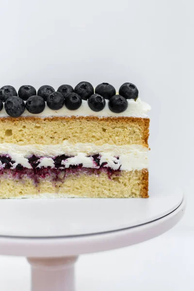 Biskuitkuchen Mit Blaubeeren Verziert Kuchen Auf Weißem Hintergrund Kulinarisches Können — Stockfoto