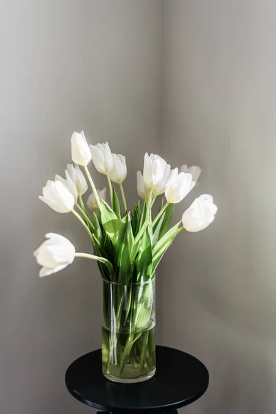 Ein Strauß Schöner Weißer Tulpen Einer Klaren Vase Steht Auf — Stockfoto