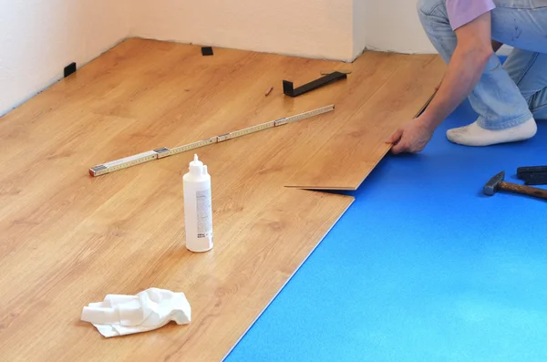 Colocação de piso laminado — Fotografia de Stock