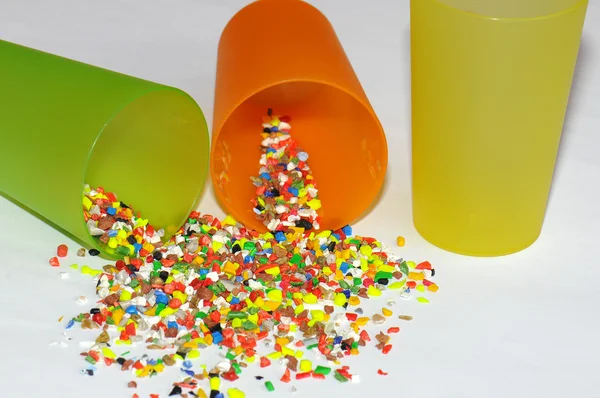 Bicchieri di plastica con macinare — Foto Stock