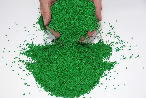 Mãos derramando pellets — Fotografia de Stock