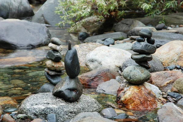 石在山中的小溪塔 — 图库照片