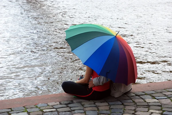 Lovers under umbrella — Stock Photo, Image