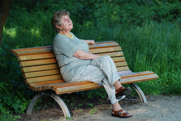 Старуха на скамейке запасных
