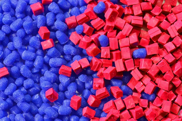 Granulés de polymère bleu et rouge — Photo