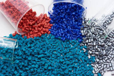 Laboratuvarda boyanmış plastik reçineler ve granüller var.