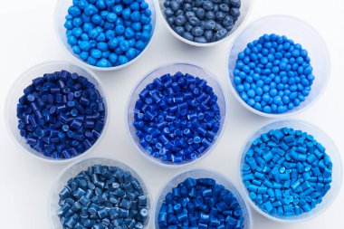 Laboratuvarda farklı mavi plastik reçineler