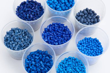 Laboratuvarda farklı mavi plastik reçineler