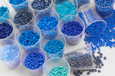 Laboratuvarda farklı mavi plastik reçineler