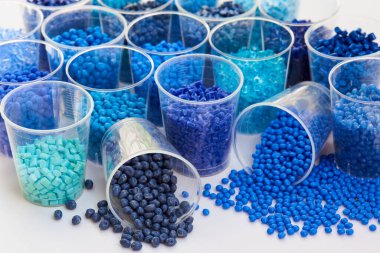 Laboratuvarda farklı mavi plastik reçineler