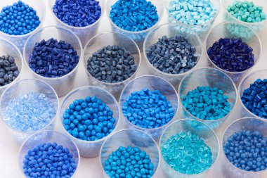 Laboratuvarda farklı mavi plastik reçineler