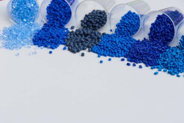 Laboratuvarda farklı mavi plastik reçineler