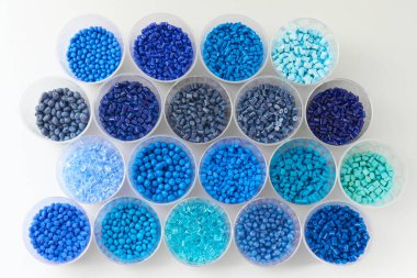 Laboratuvarda farklı mavi plastik reçineler