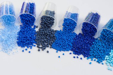 Laboratuvarda farklı mavi plastik reçineler