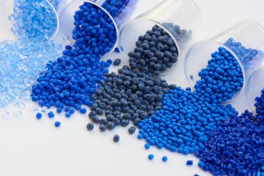 Laboratuvarda farklı mavi plastik reçineler