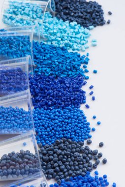 Laboratuvarda farklı mavi plastik reçineler