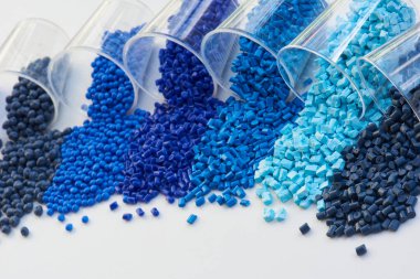 Laboratuvarda farklı mavi plastik reçineler