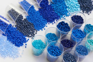 Laboratuvarda farklı mavi plastik reçineler