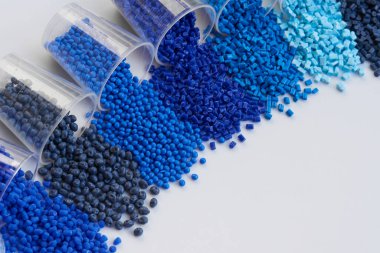 Laboratuvarda farklı mavi plastik reçineler