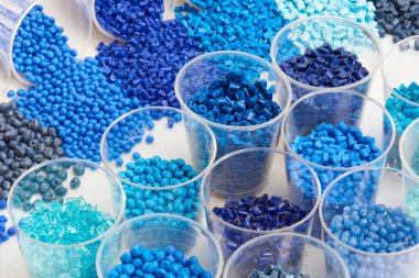 Laboratuvarda farklı mavi plastik reçineler