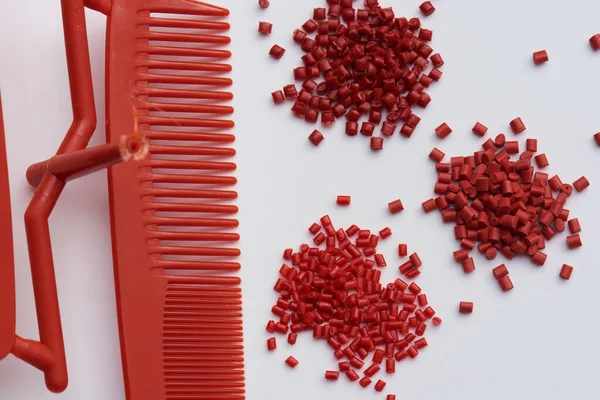 Pente Plástico Vermelho Produzido Recentemente Com Matéria Prima Vermelha Diferente — Fotografia de Stock