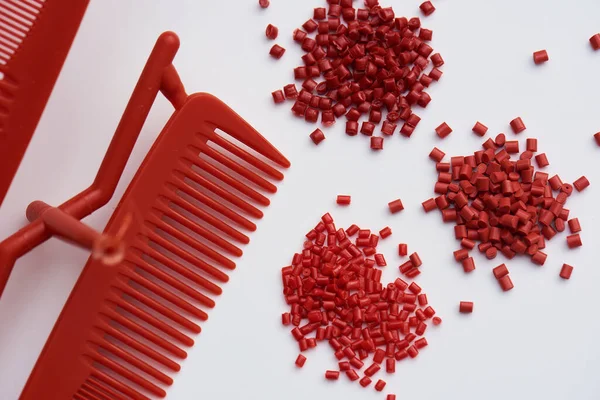 Son Üretilmiş Kırmızı Plastik Tarak Farklı Kırmızı Hammadde — Stok fotoğraf