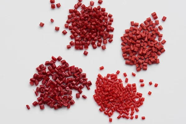 Alguns Granulados Resina Plástico Vermelho Para Indústria Moldagem Por Injeção — Fotografia de Stock