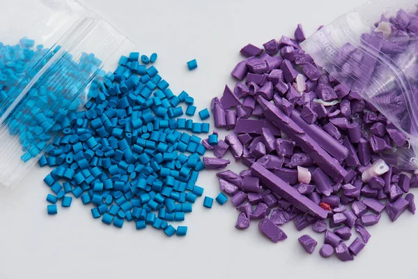 öğütülmüş plastik parçalar ve saf plastik hammadde.