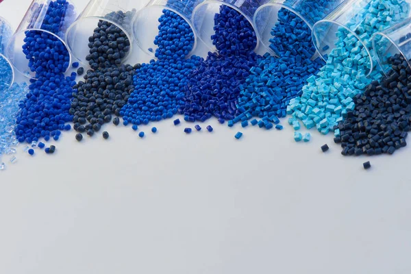 Laboratuvarda farklı mavi plastik reçineler