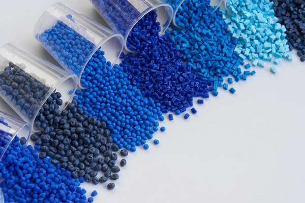 实验室中不同的蓝色塑料树脂 — 图库照片