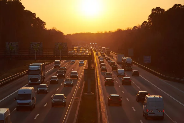 Solnedgång Över Motorvägen Vid Rusningstid Royaltyfria Stockbilder