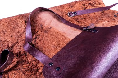 kahverengi deri önlük