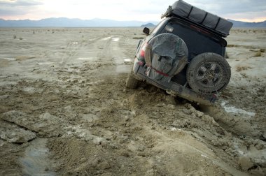 4 x 4 nevada çölünde, çamur içinde sıkışmış bizi