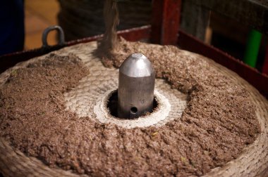 zeytinyağı Üretimi: zeytin ezmesi basarak, İspanya için hazır