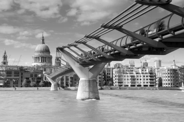 St paul's cathedral och london millennium footbridge, Storbritannien — Stockfoto