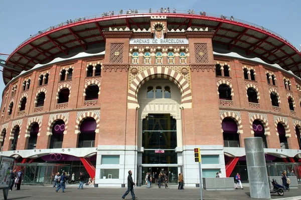 Centro comercial Las Arenas construido en antigua plaza de toros, Barcelona, España — Foto de Stock