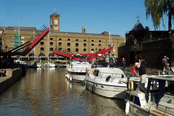 Muelles St Katherine con barcos y puente levadizo abierto, Londres — Foto de Stock