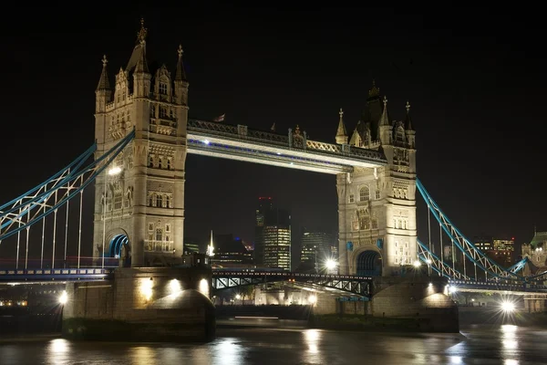 タワー ブリッジの夜、ロンドン、英国 — ストック写真