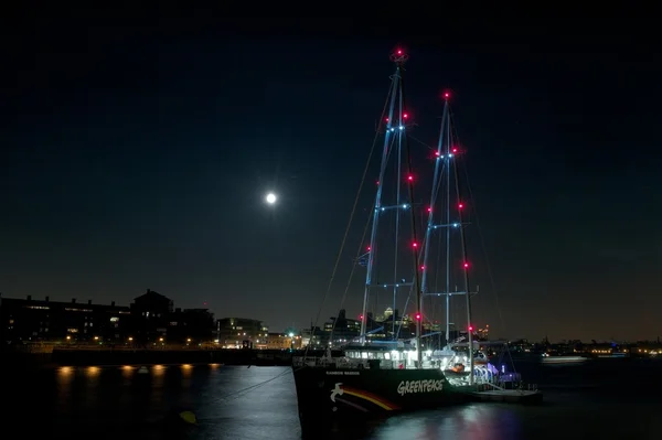 Greenpeace's Rainbow Warrior III, river Thames, London — Stock Photo, Image