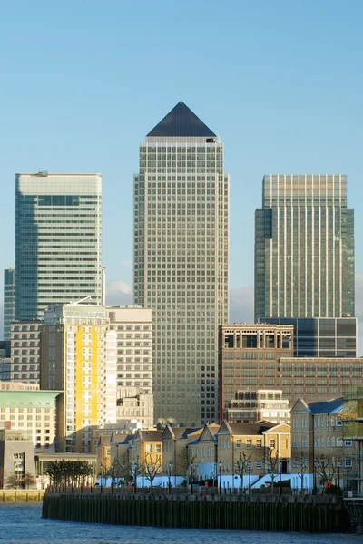 Pohled na canary wharf přes Temži, Londýn, Velká Británie — Stock fotografie