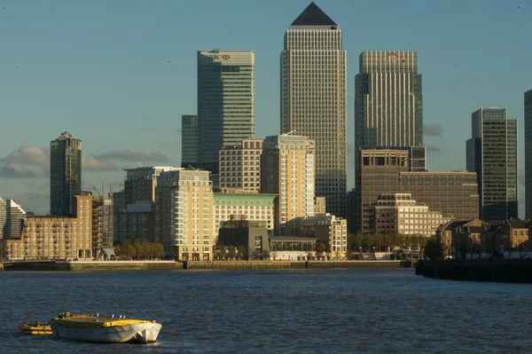 Widok canary Wharf w thames, Londyn, Wielka Brytania — Zdjęcie stockowe