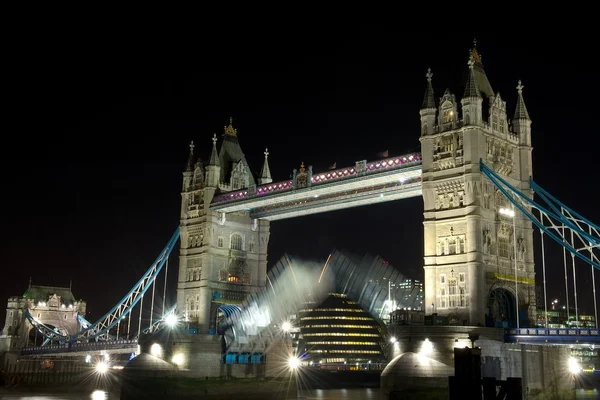 Tower Bridge megnyitása éjjel, London, Egyesült Királyság — Stock Fotó