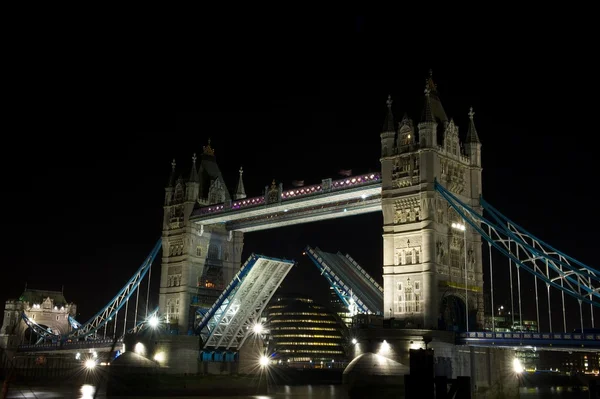 Tower bridge öppna på natten, london, Storbritannien — Stockfoto