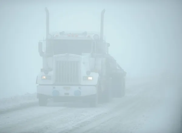 Witte achttien wheeler truck in sneeuw sneeuwstorm, alaska, ons — Stockfoto