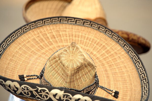 Мексиканские сомбреро на всадниках Чаррос, Техас, США
